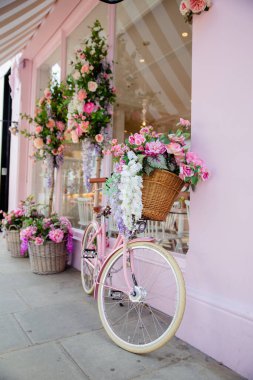Pembe Bisiklet Pembe Pastanenin önünde Yapay Çiçeklerle çevrili