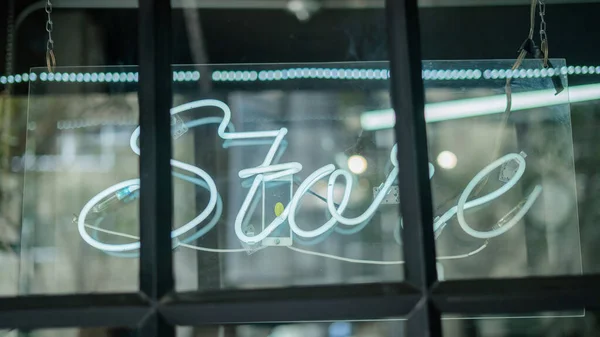 Sinal de luz Blue Store de uma loja de barbeiro e estúdio de tatuagem — Fotografia de Stock