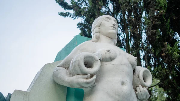 Fontana e la statua di una donna nuda con due vasi — Foto Stock