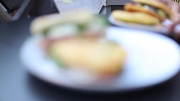 Крупный план вкусного мяса и салата Панини с толстым ломтиком сыра в нем — стоковое видео