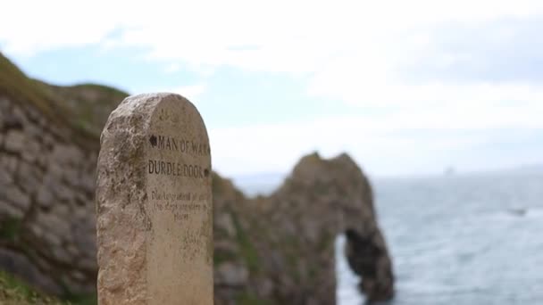 Man of War Durdle Door Commemorative Stone with the Coast as Background — Stockvideo