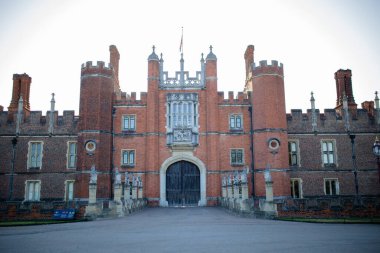 Hampton Court Sarayı 'nın önünde arkasında parlak bir gökyüzü 1625 yapımı.