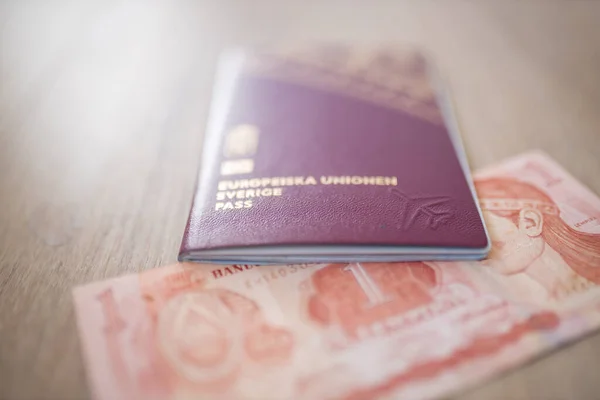 Europese Unie, Zweden Paspoort bovenop een wazige One Hondurese Lempira Bill — Stockfoto