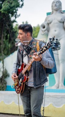 Bir Fıskiyenin Önünde Farklı Aletleri Çalan Adam