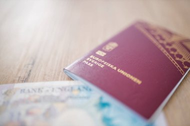 İsveç pasaportunun içindeki 5 Pound Note 'un köşesi.