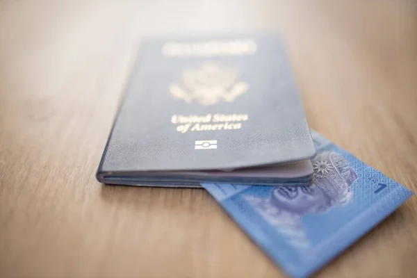 One Ringgit Note Pacientemente Dentro de um Passaporte dos Estados Unidos da América — Fotografia de Stock