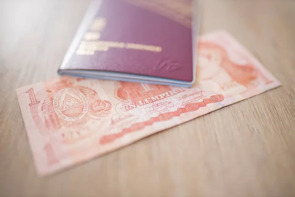 Zweeds paspoort en een One Honduran Lempira Bill op een houten tafel — Stockfoto
