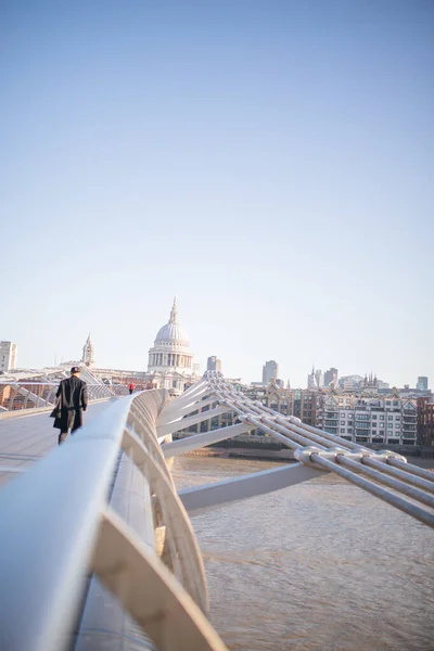 Foto van St Pauls Kathedraal van Millenium Bridge Leuning aan de rechterkant — Stockfoto