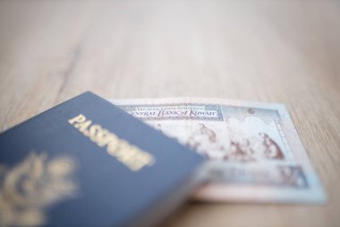Kuveyt Çeyrek Dinar Kısmen Amerika Birleşik Devletleri Pasaportu İçinde