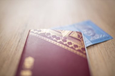 İsveç pasaportunun içinde bulanık bir Malezya Ringgit Notu