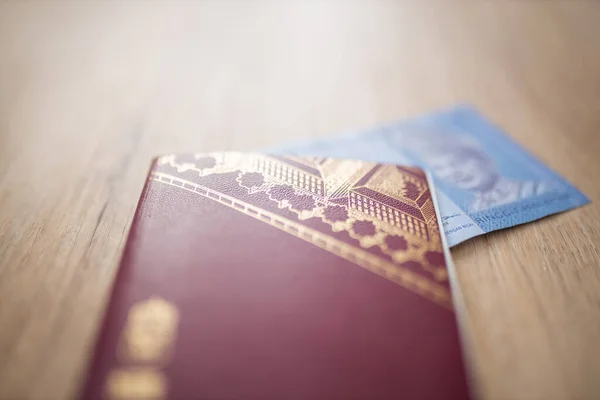 Um Desfocado Um Malaio Ringgit Note Dentro de um Passaporte da Suécia — Fotografia de Stock