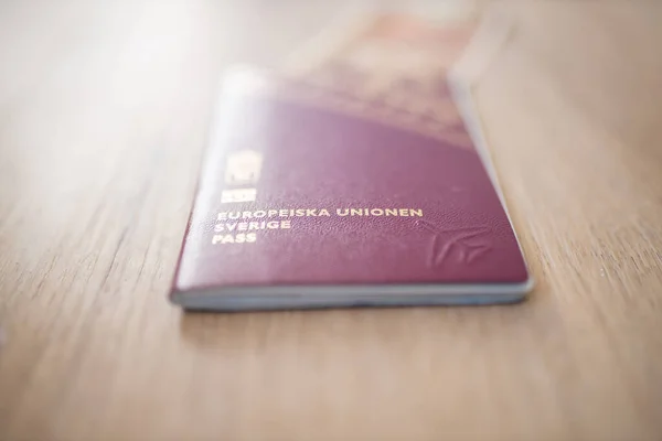 Швеция паспорт с размытым пятьдесят бирманских Kyats Билл частично внутри — стоковое фото