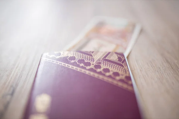 Zweden paspoort met vijftig Birmese Kyats Bill gedeeltelijk binnen — Stockfoto
