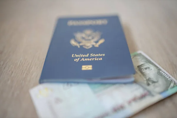 Διαβατήριο Ηνωμένων Πολιτειών της Αμερικής με ένα νομοσχέδιο 2000 Κολομβιανών πέσος μέσα — Φωτογραφία Αρχείου