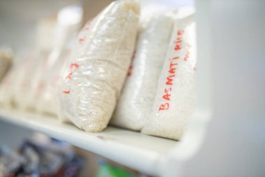 Plastik poşetlere doldurulmuş Basmati Pirinci ve Satılığa Hazır Rafta