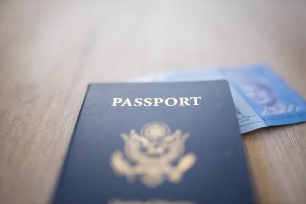 Estados Unidos da América Passaporte com uma nota One Ringgit dentro — Fotografia de Stock