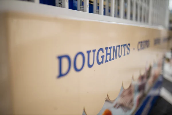 Landschapsbeeld van het woord donuts op het uithangbord van een zoete snackbar — Stockfoto