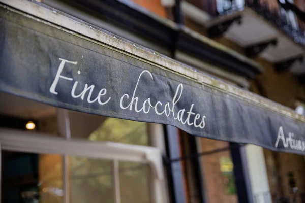 Vue rapprochée de l'Auvent d'affaires bleu foncé d'une chocolaterie fine — Photo