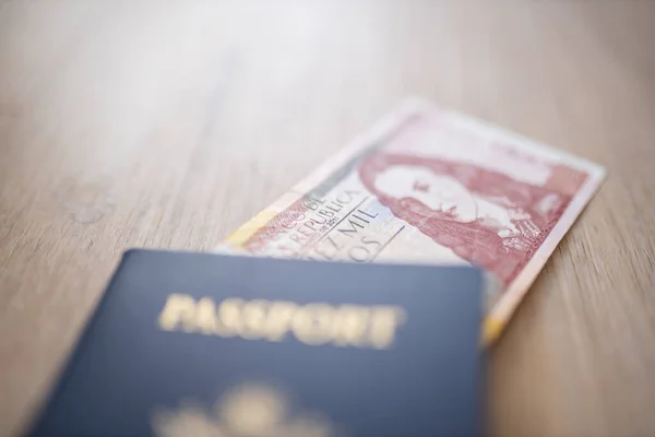 Bank of the Republic, Ten Thousand Pesos Bill inside and an American Passport — Stock Photo, Image