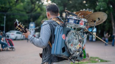 Bir Parkta Aynı anda Birkaç Aletle Oynayan Adam