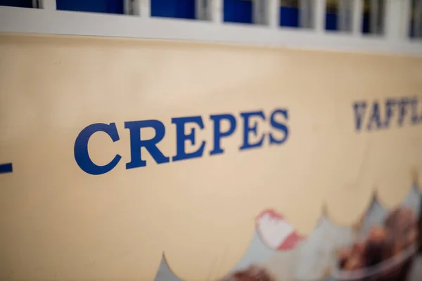 Landschapsbeeld van het woord Crepes op het uithangbord van een zoete snacks standaard — Stockfoto