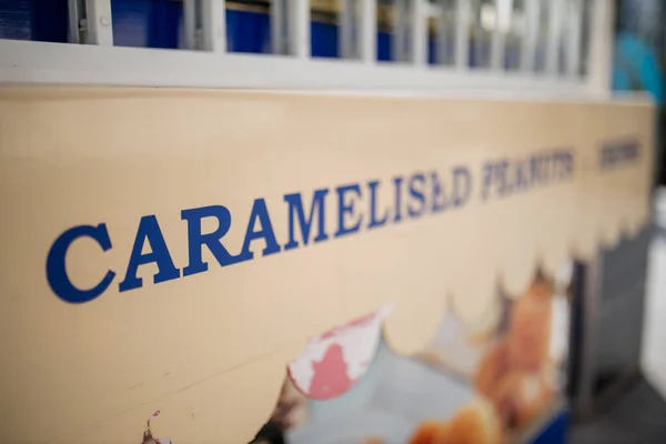 Vue paysage du mot Caramélisé sur l'enseigne d'un stand de snacks sucrés — Photo