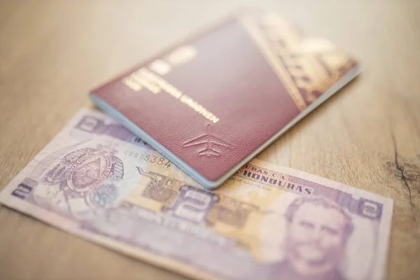 Zweeds paspoort met een twee Hondurese Lempiras Bill Inside — Stockfoto