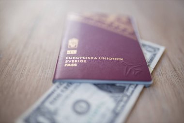İçinde yarım dolarlık banknot olan İsveç pasaportu.