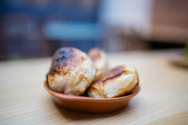 Boules de pâte à fromage sur une table de restaurant en bois avec un fond flou — Photo