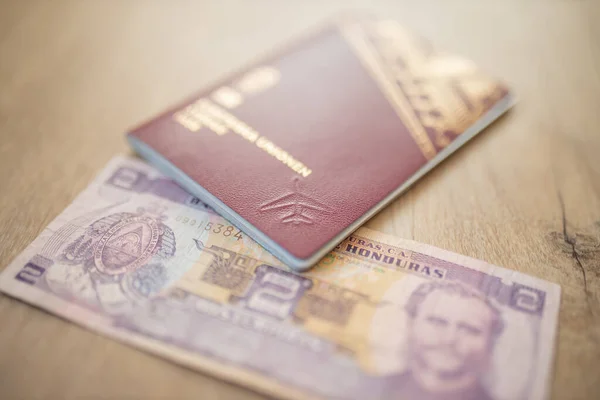 Σουηδικό διαβατήριο με δύο Honduran Lempias Bill Μέσα — Φωτογραφία Αρχείου