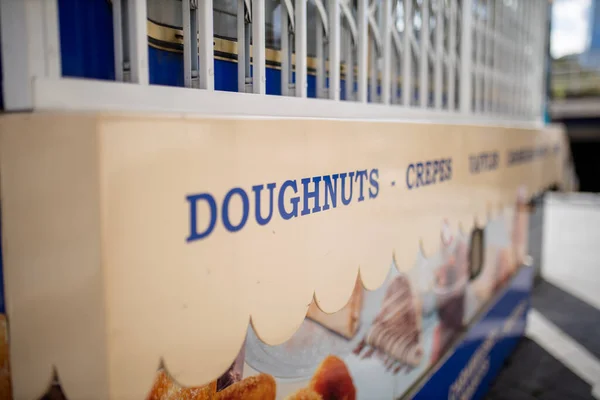 Landschapsbeeld van het woord donuts op het uithangbord van een zoete snackbar — Stockfoto