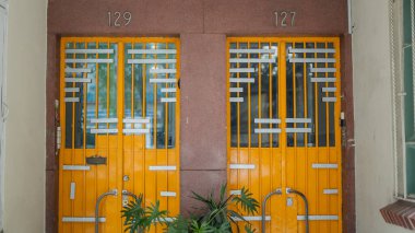 Renkli Mexico City 'deki bir apartmandan 129 ve 127 numara.