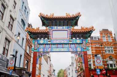 Geleneksel Çin Kapısı Londra 'daki Çin Mahallesi Girişinden