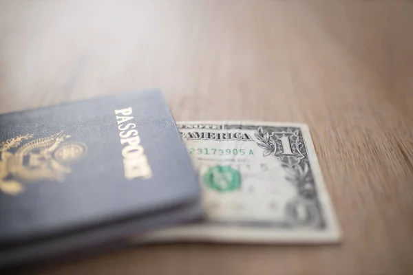 Um dólar Bill Under a United States of America Passaporte — Fotografia de Stock