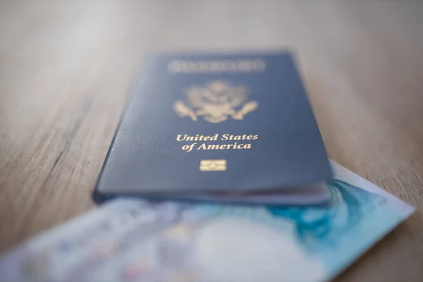 Passaporte americano com uma nota embaçada de cinco libras no interior — Fotografia de Stock