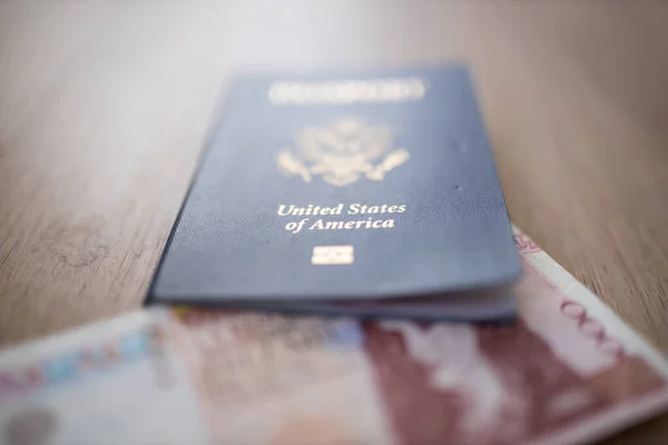 10.000ペソビルの隅を持つ米国のパスポート内部 — ストック写真
