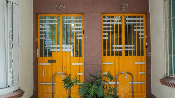 Número 129 e 127 de um prédio de apartamentos na colorida Cidade do México — Fotografia de Stock