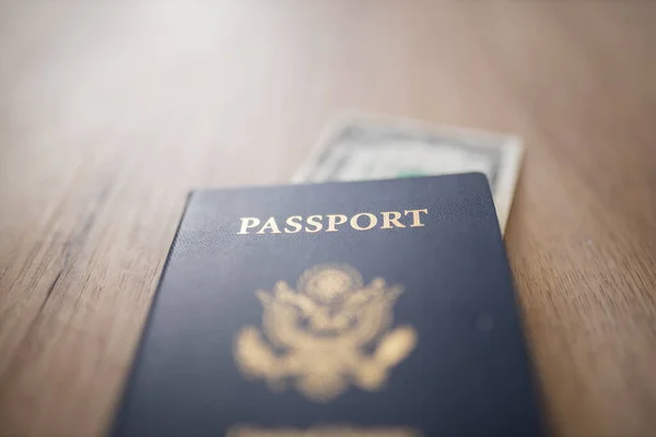 米国のパスポートと1ドル紙幣｜Inside — ストック写真