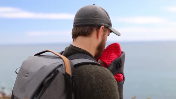 Man With his Baby Enjoys the Beautiful View of the Jurassic Coast — Vídeo de Stock
