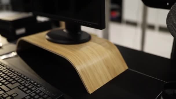 Black Monitor and Keyboard Displayed for Sale on a Matte Black Desk — Vídeo de Stock