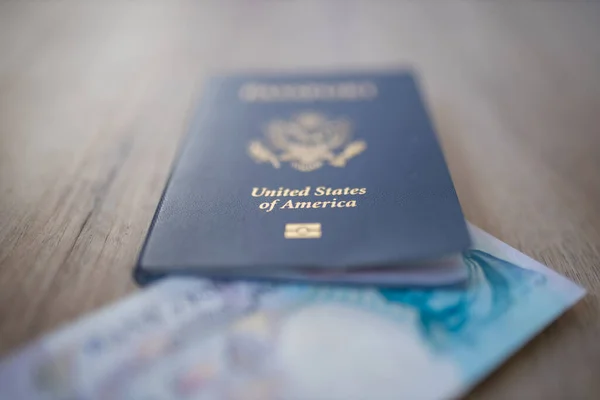Estados Unidos da América Passaporte com uma nota de cinco libras embaçadas dentro — Fotografia de Stock