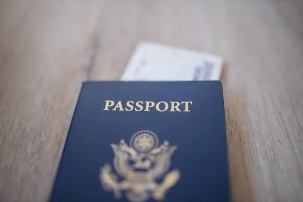 Amerikas förenta stater Pass med två honduranska Lempiras Bill Under det — Stockfoto