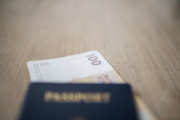 100 Moroccan Dirhams Bill Partially Inside a United States of America Passport — Stockfoto
