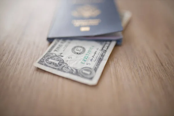 Endollarsedel Inuti ett amerikanskt pass — Stockfoto