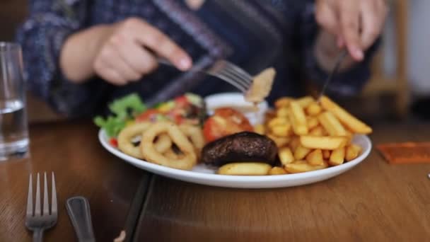 Orang Memakan kentang goreng Perancis Dari Lempeng dengan Salad, Cincin Onion dan kentang goreng — Stok Video