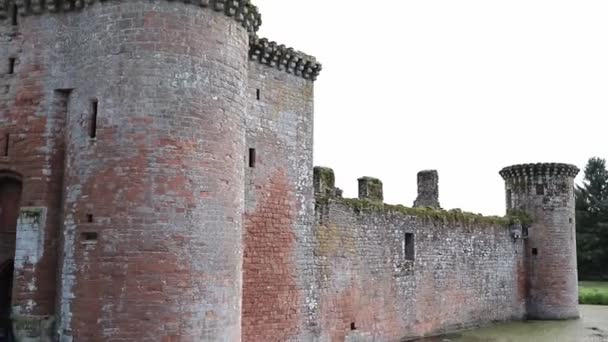 Ancient Ruins of a Medieval Scottish Fortress Under a Bright Cloudy Sky — Stock Video