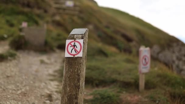 No Trespassing Signs on Wooden Poles with a Blurry Coastline as Background — Vídeo de Stock
