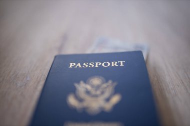 İçinde 100 Fas Dirhams Bill olan Amerika Birleşik Devletleri pasaportu.