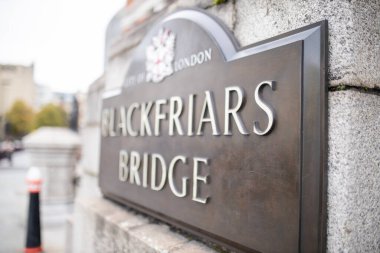 Kahverengi Southwark Köprüsü Plaketi. Londra Arma Paltosu ile birlikte.