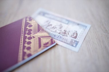 İsveç pasaportunun içinde kısmen Kuveyt Çeyrek Dinar Tasarısı